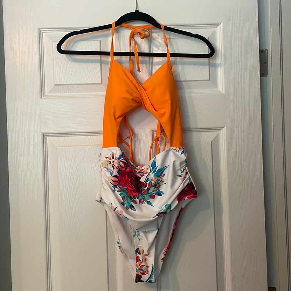 Never worn Cupshe one piece with cut outs